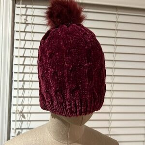 Ruggine Pom Pom Winter Beanie in burgundy